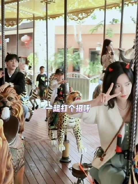 你看,他在学她哎!