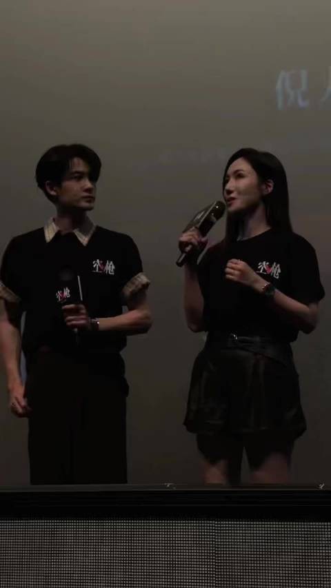 李施嬅妈妈夸檀健次帅，电影空枪现场气氛热