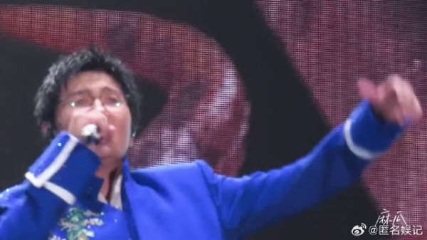 从严肃认真,到暗自憋笑,再到开怀大笑,整套表情流程一气呵成