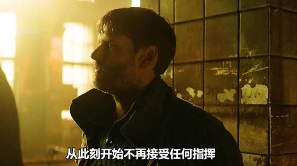 儿子滚入深坑极限逃生，浑身湿透持撬棍面对父亲
