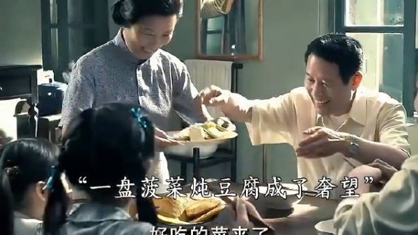 女人有钱打扮却没钱让孩子们吃饱饭