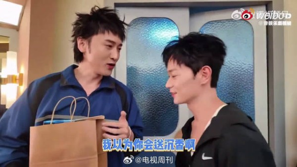 很喜欢这种真实的同乡间互动,不用刻意表演,简简单单聊天就很有看点
