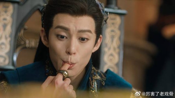 小花精与魔尊互换身体 王鹤棣这段演技爆棚，太可爱了