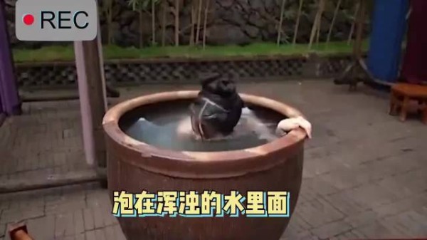 太敬业了!赵露思多次将脸埋进浑水中,太不简单
