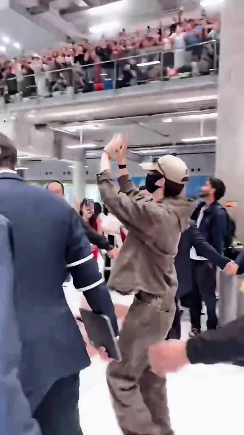 周翊然泰国接机人气，深夜到达依旧有好多人…