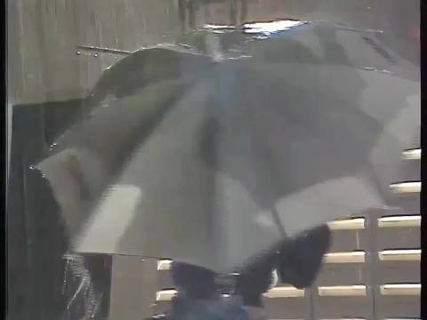 女子修理电线意外穿越时空