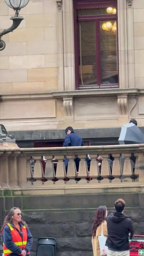 周杰伦墨尔本街头被偶遇,风衣造型帅气十足
