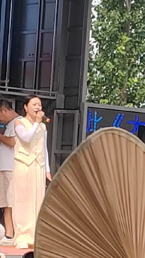 朋友给他自己母亲点歌送行,演员没有记住歌词,但不尴尬,可以看手机…