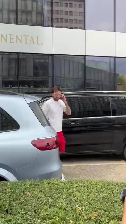 东契奇与队友汇合前给球迷们签名,看着今夏又瘦了点,现在又帅了