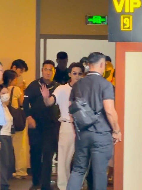 檀健次落地杭州,还跟粉丝打招呼,《空枪》路演杭州站到了