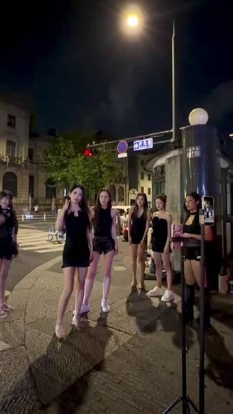 杭州开元路,这是韩国女团跑来街头直播了?一水的黑长直高挑大长腿