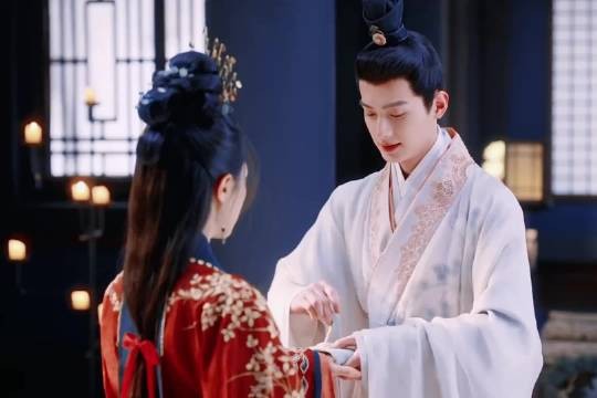 他演出了一种大娘子的身份林小娘的做派的感觉