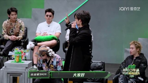 张峻豪cue时代峰峻,镜头精准切到严浩翔