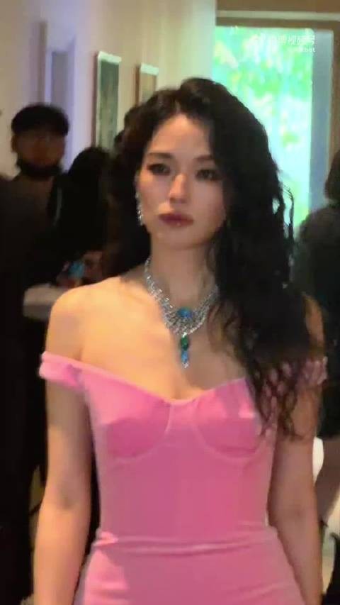 舒淇千禧风高珠女王，玫粉裙配高珠复刻复古