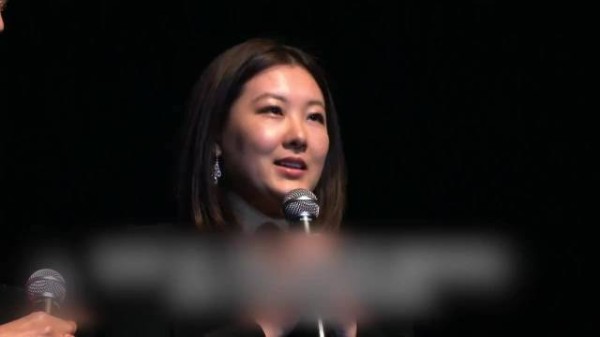 伏明霞一家五口出席活动，23岁女儿哈佛毕业接手家族业务