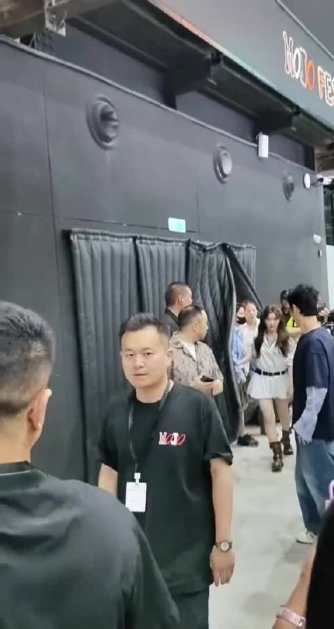 大家猜猜黄晓明旁边美女是谁？是谁？