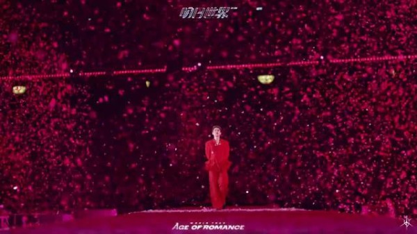 汪苏泷演唱时蜻蜓落肩，粉丝提醒笑场破音