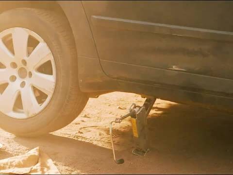 路怒司机疯狂别车，司机反复道歉冲突一触即发