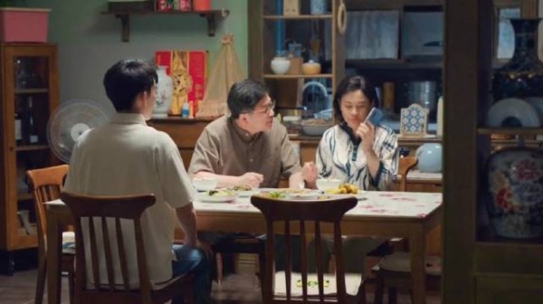 小城故事多:爸妈挺会来事,一眼看出丁毅的失落,帮女儿圆场!