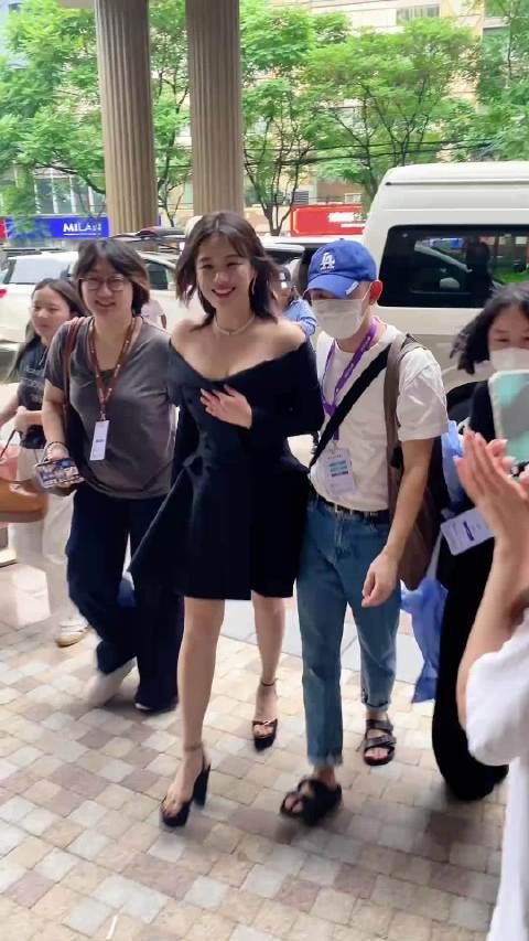 马思纯下颌线清晰利落,肩颈线条舒展,素颜出镜自带底气
