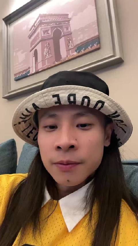 强调记得群内每个人，关注其生活细节