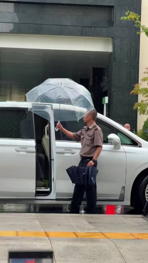侯明昊简单干净大美人,上班来看人气爆表