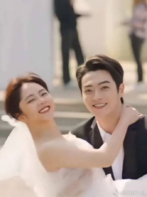 “恋人怀中樱花草，听见胸膛心在跳”