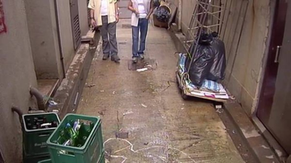 不应该呀,应该收枪,然后可以给其他惩罚吧,这样子做更加让他难