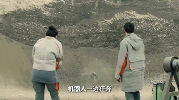 揭秘实验室惊现神秘生物！巨型蜈蚣从背后突袭，科学家如何应对？