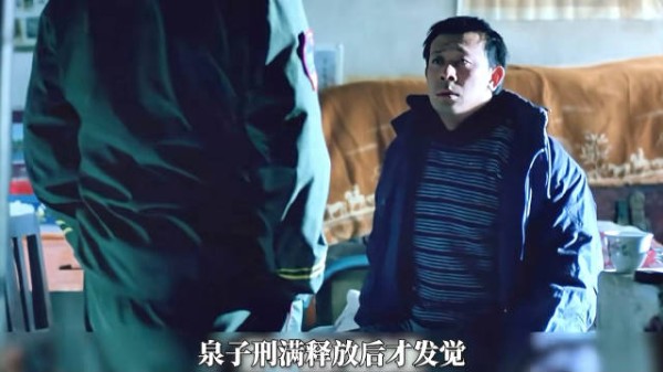 刑满释放重回市井，主角试图靠摆摊谋生，独自蜗居在狭小房间…