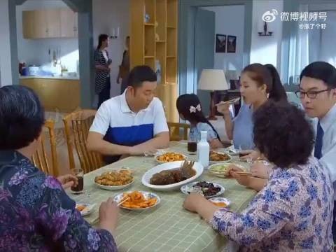 女儿被打伤回娘家,娘家人全家大怒,结果女婿进门全家笑喷