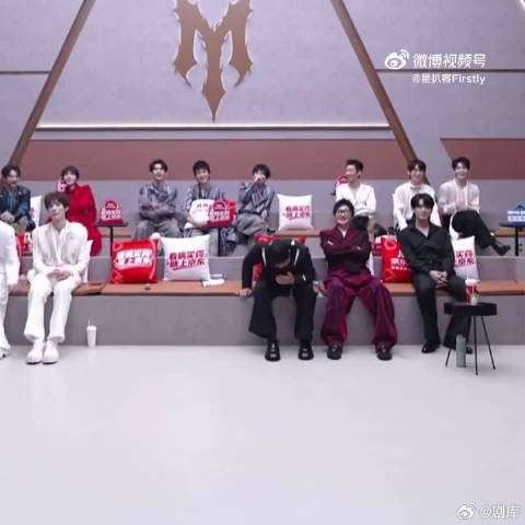 曾辉妥妥长在刘畊宏的笑点上，歌声一响，刘畊宏直接运动模式自动触发
