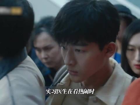 自闭症天才医生当街做手术,挽救了小男孩的生命 张晚意