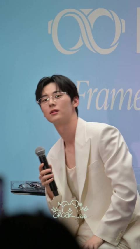 天生优越黄旼炫 260822 新加坡Lenskart活动 相关视频一则 croak_0224