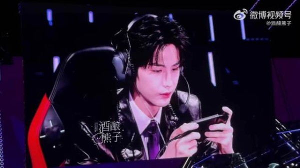 张凌赫黑皮衣亮相,镜头表现力超强眼神撩人