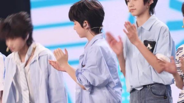 宋金泽首次演出落落大方,卷毛萌物明媚小太阳