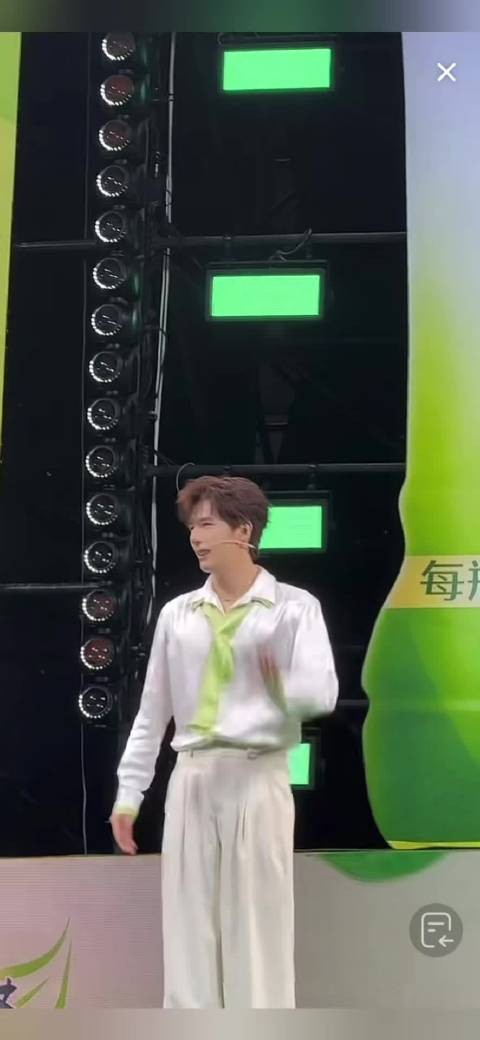 王安宇杭州见面会真丝白色衬衫青苹果绿的领带好情绪好帅气