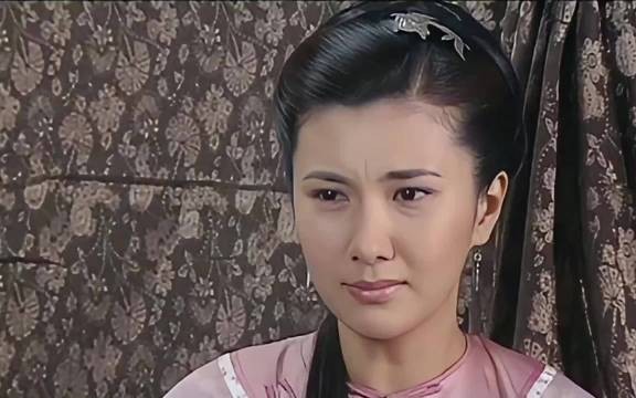 一个叫韩露的女人来到一个有钱人家,给有钱人老爷做奶妈,这万恶的旧社会啊