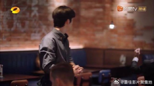 子秋来店里打工,看到客人进来去招待,怎料是熟人