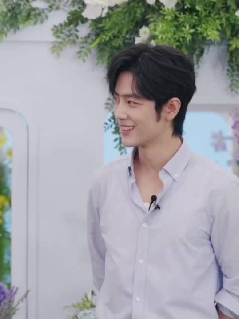 肖战直播,状态都好成啥样了呀真的很帅,笑起来好明媚呀!