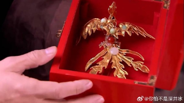 亲爹将金钗给陆贞,陆贞接过后欣赏,哪料亲爹吐血身亡