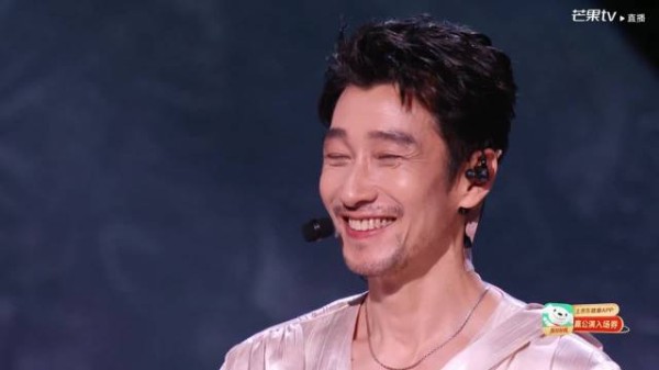 侯佩岑简直演我看满江跳舞，谁看了不想尖叫啊，完全是熟男魅力啊！
