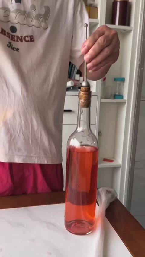不用开瓶器2秒钟把红酒打开