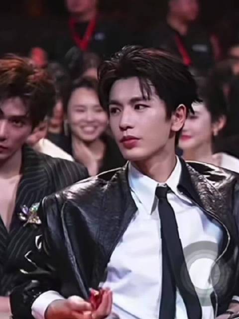 张凌赫是不是表演型人格,知道有人在拍就一直顶腮