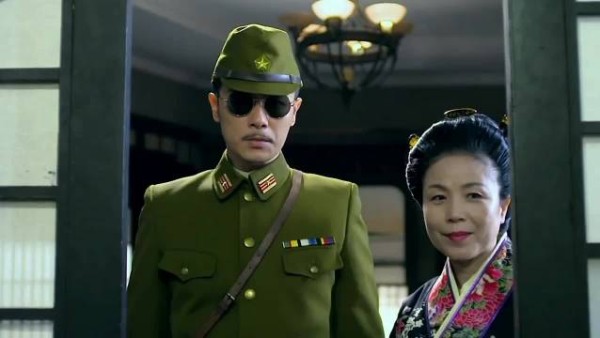 鬼子军官挑女人不看脸，死盯着发卡看？摘下墨镜那一刻我悟了！