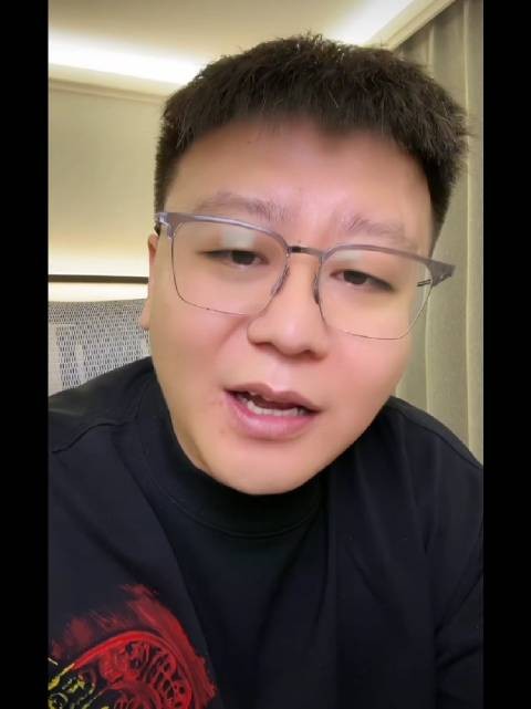 圈内人说杨洋现在在内娱还是顶流，古装大男主非他莫属，不需要转型