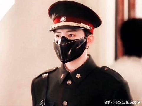 佛爷回头看看，小鱼眼睛发光，安全感爆棚