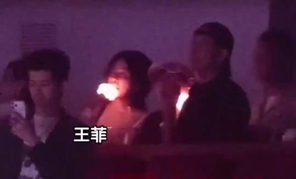 追星天花板！那英<a target=