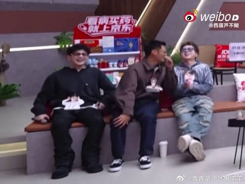 整齐的动作外壳下，每个人的肢体风格又完全不一样