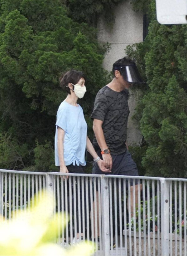 TVB港姐冠军罕见露面，状态疲惫明显消瘦，影帝全程牵手放慢脚步